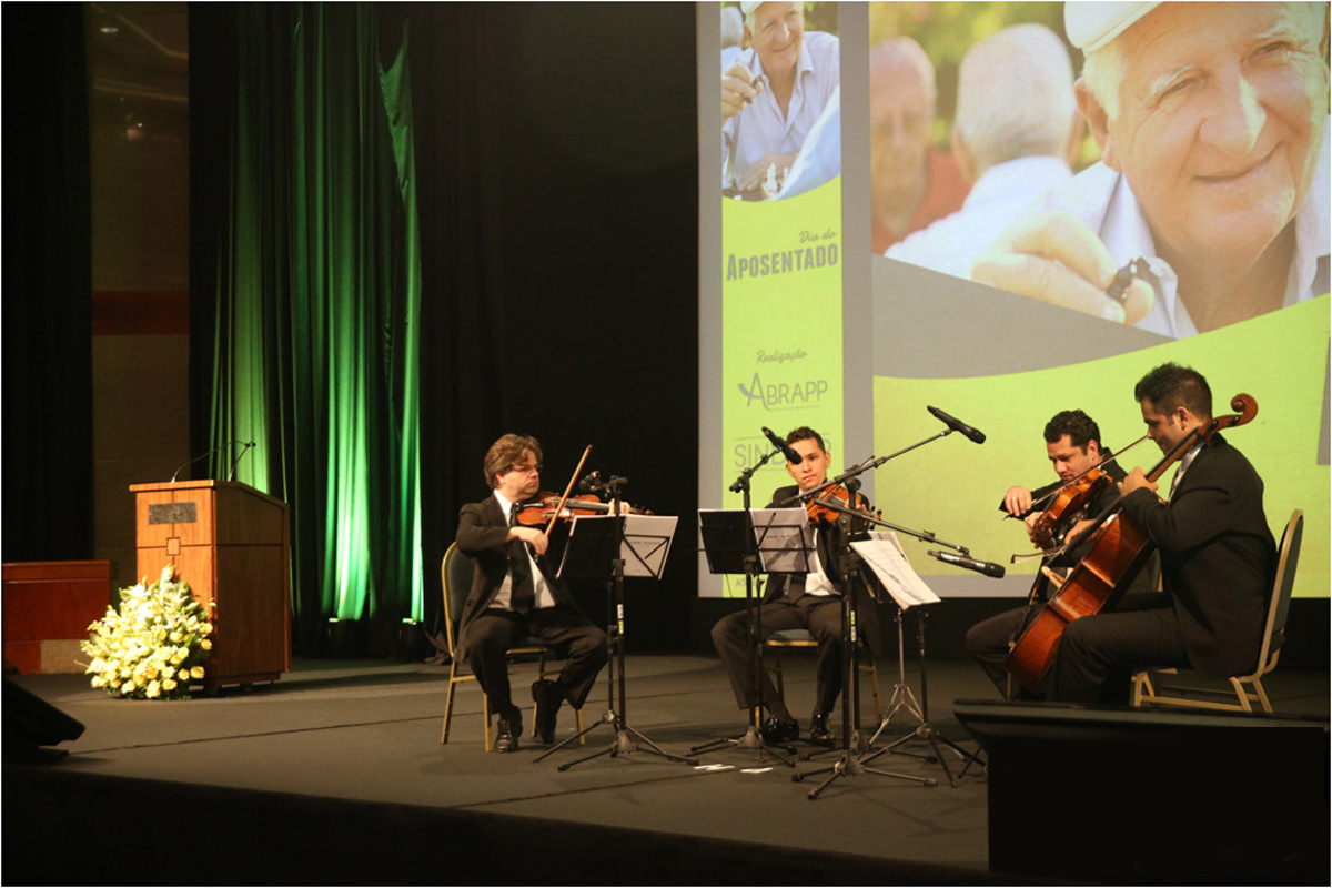 Quarteto de cordas para evento corporativo, cerimonial solene de abertura, violino, viola e violoncelo.
