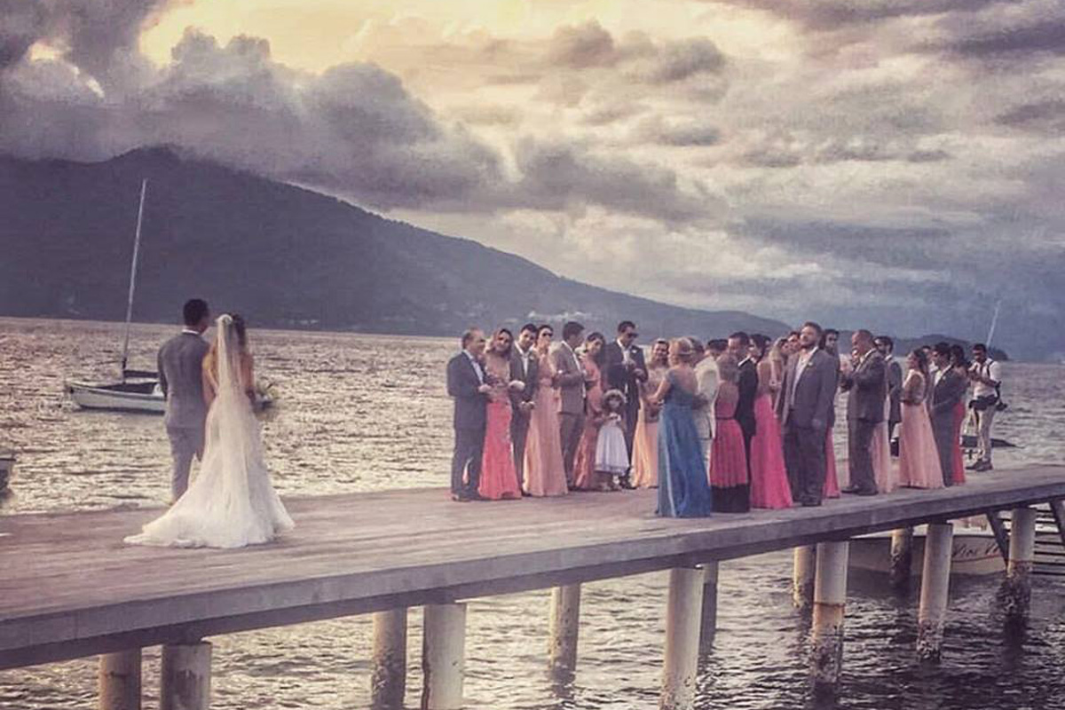 Cerimônia de casamento realizado no pier 151 Ilhabela.